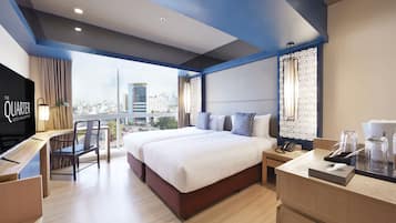 Habitación Deluxe, 2 camas individuales, vista a la ciudad | 2 habitaciones, minibar y caja de seguridad en la habitación