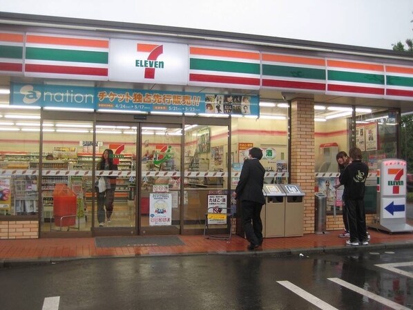 Una tienda de conveniencia 7-Eleven con un letrero de 7-Eleven y un letrero de Nation.