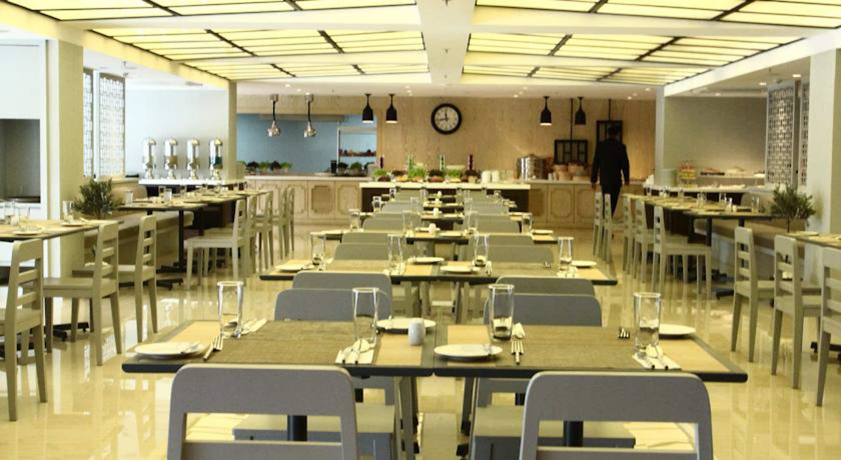 breakfast, lunch, dinner served; international cuisine