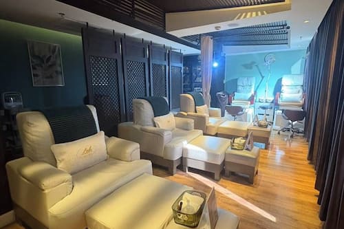 Couples treatment rooms, sauna, steam room, body treatments