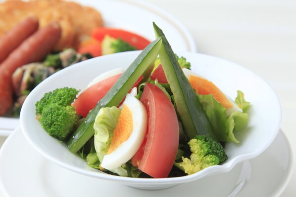 Une salade composée de brocolis, de tomates et d’un œuf dur.