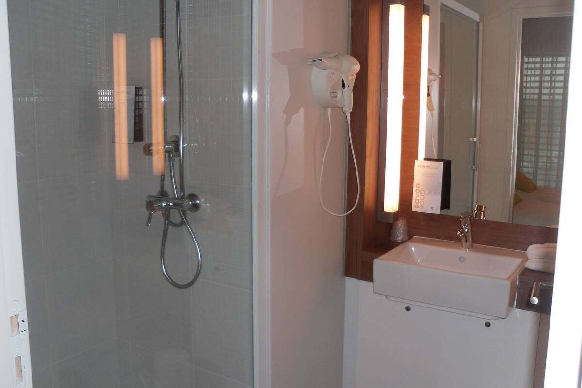 eco-friendly toiletries, hair dryer, towels