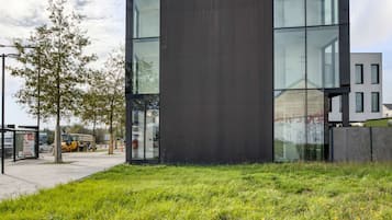 Un edificio moderno con fachada de vidrio y un letrero que dice "Campanile".