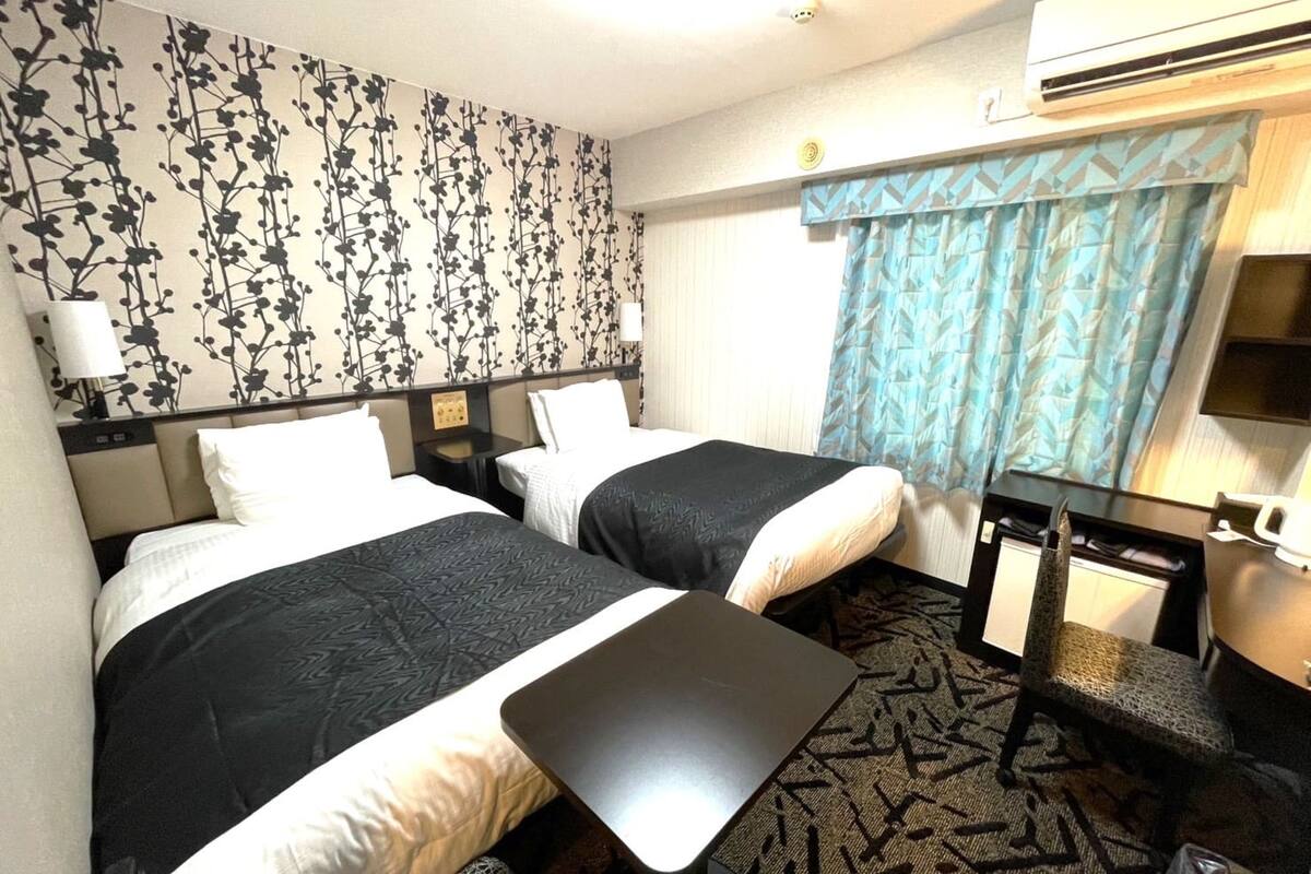 Standard Twin Room, Non Smoking (B) | Meja, langsir/tirai gelap terus, kalis bunyi, seterika/papan seterika 