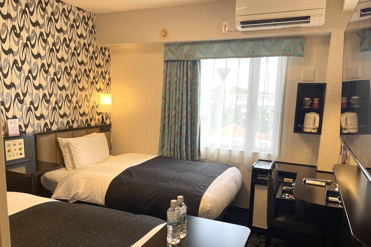 Basic Twin Room, 2 Katil Bujang (Single), Non Smoking (Compact) | Meja, langsir/tirai gelap terus, kalis bunyi, seterika/papan seterika 