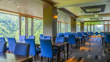 2 restaurants, breakfast, dinner served; Japanese cuisine