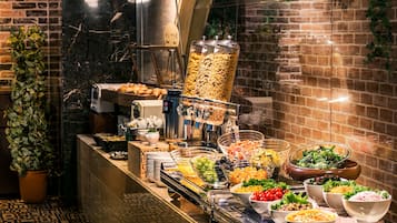 Daily buffet breakfast (JPY 2600 per person)