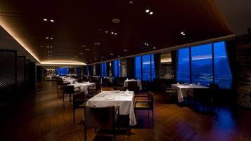3 restaurants; breakfast, lunch, and dinner served