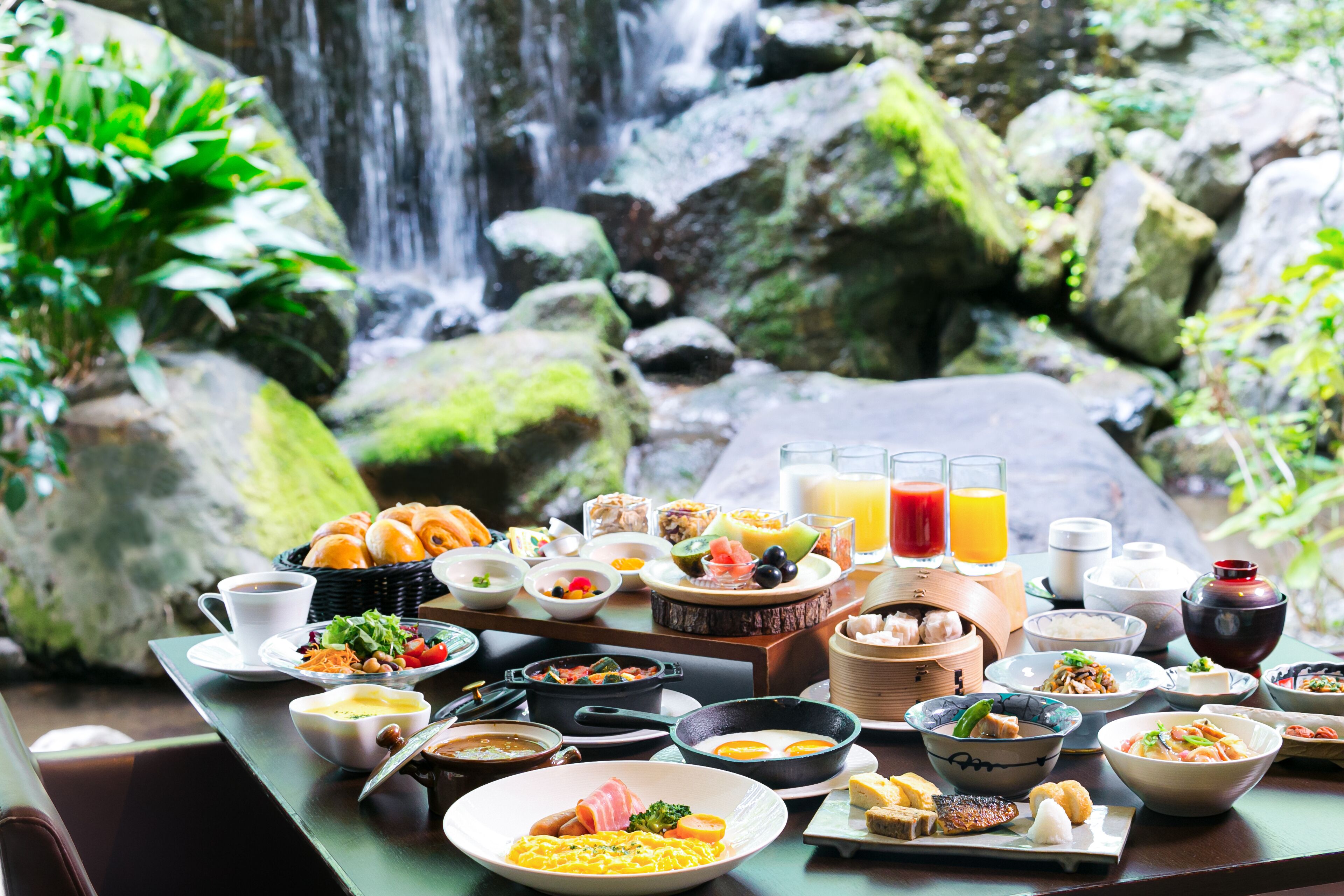 Daily buffet breakfast (JPY 2600 per person)
