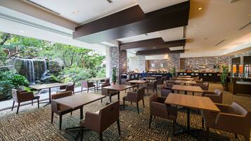 Daily buffet breakfast (JPY 2600 per person)