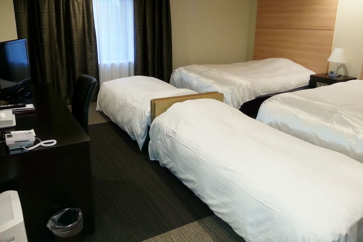 四人房, 无烟房 (Twin Room with 2 Extra Beds) | 特色装修、特色家居、办公桌、熨斗/熨板