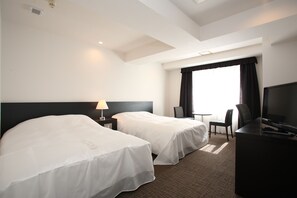 客室ごとに異なる装飾、客室ごとに異なるインテリア、デスク、アイロン / アイロン台