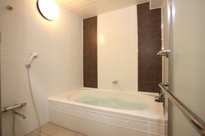 Separate bathtub and shower, free toiletries, hair dryer, slippers - Hotel Sunline Kyoto Gion Shijyo (Kyoto)