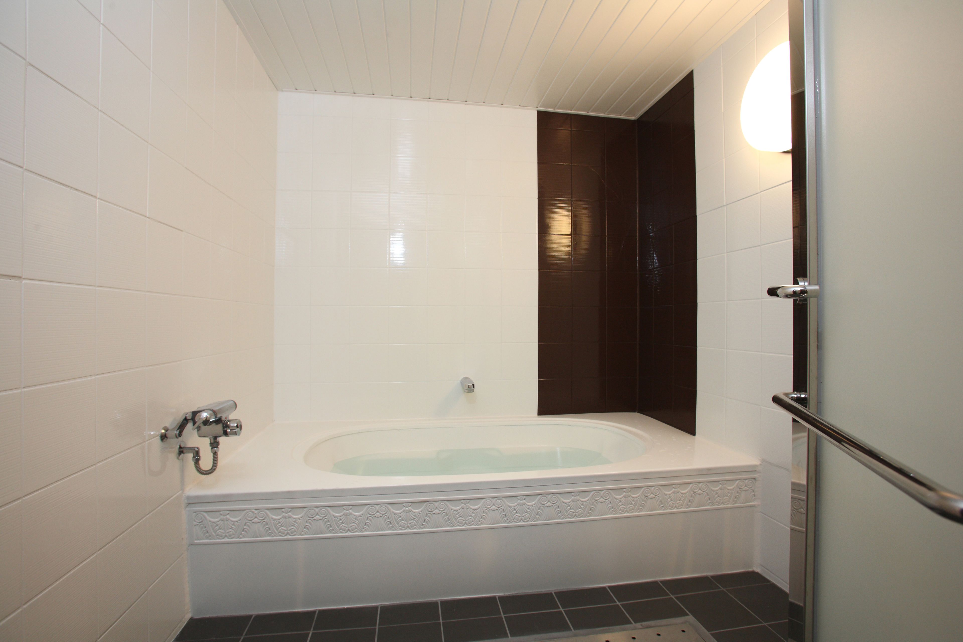 deep-soaking bathtub