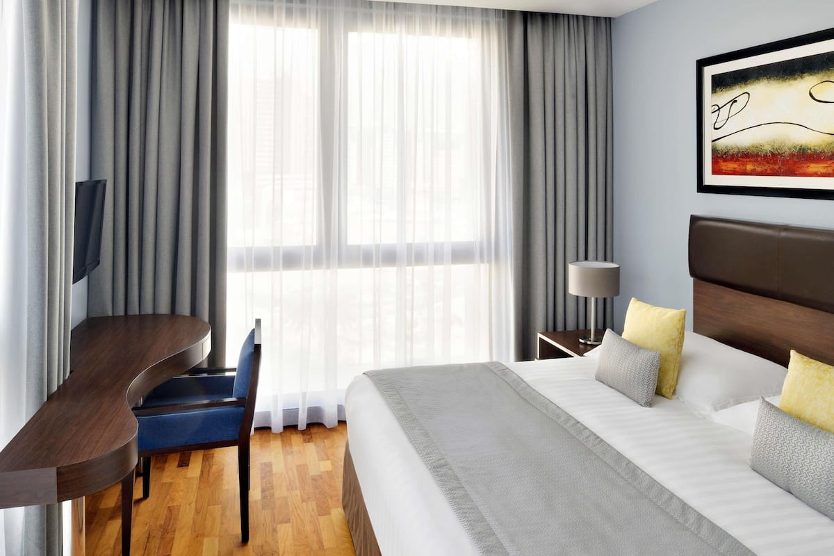 Leilighet, 2 soverom | Safe på rommet, individuelt dekorert, individuelt innredet og skrivebord