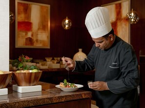 Breakfast, lunch, dinner served; international cuisine  - Movenpick Hotel Apartments Al Mamzar Dubai (Dubai)