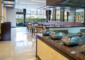 Breakfast, lunch, dinner served; international cuisine