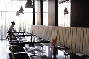 Phục vụ bữa sáng, bữa trưa và bữa tối 