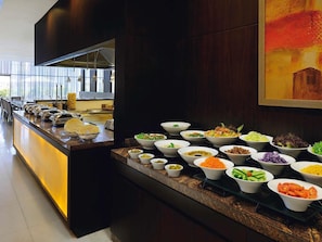 Un buffet con diversi cibi e una cucina moderna.