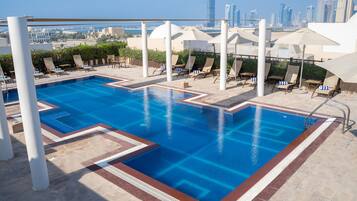 Utendørsbasseng og solsenger