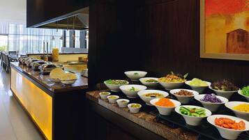 Serveert ontbijt, lunch, diner, internationale gerechten