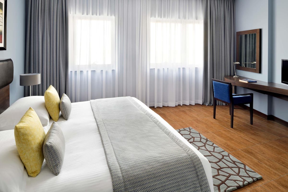 Leilighet, 1 soverom | Safe på rommet, individuelt dekorert, individuelt innredet og skrivebord