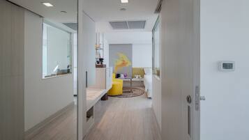 Minibar, caja de seguridad en la habitación y escritorio