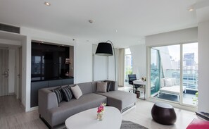 Minibar, in-room safe, desk, blackout drapes - Centara Watergate Pavilion Hotel Bangkok (Bangkok)