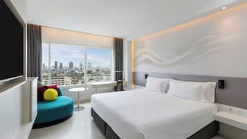 มินิบาร์, ตู้นิรภัยในห้องพัก, โต๊ะทำงาน, ผ้าม่านกันแสง
