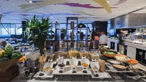 Un buffet proposant une variété de plats et d’ustensiles.