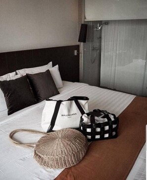 Top Deluxe Double Room | 1 kamar tidur, minibar, brankas, dan meja kerja