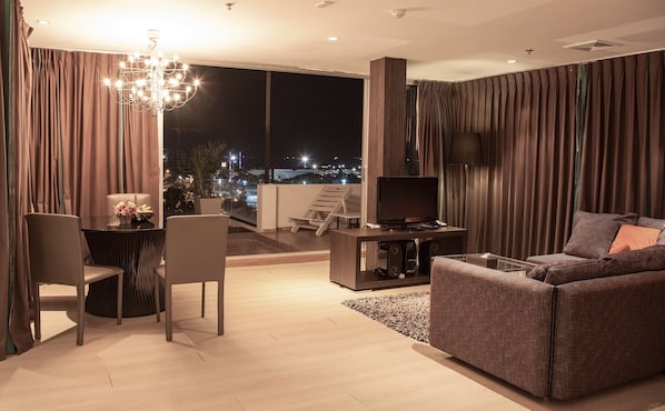 Cobertura, 3 quartos | Área de estar | TV