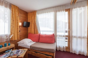 Standard Studio | Living area | 26-inch TV with digital channels, books - Belle Plagne Résidence Pierre & Vacances Émeraude (La Plagne-Tarentaise)