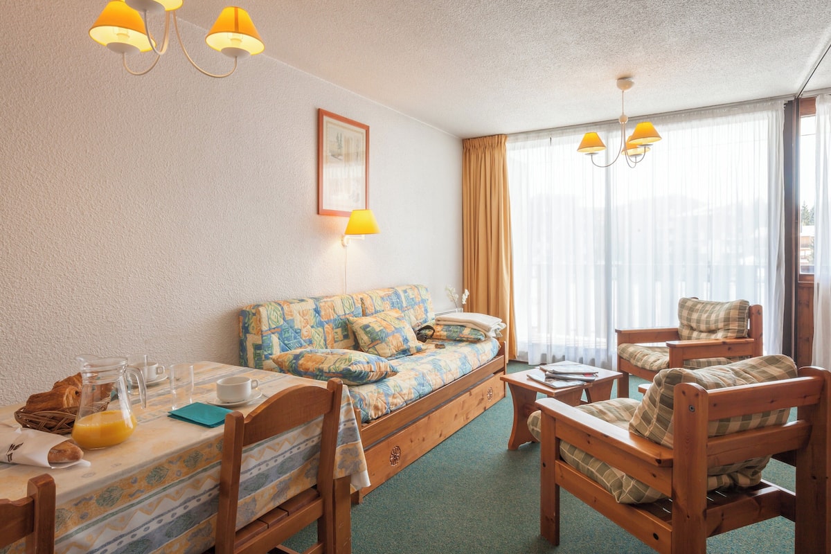 Fernseher, Tischtennisplatte, Bücher