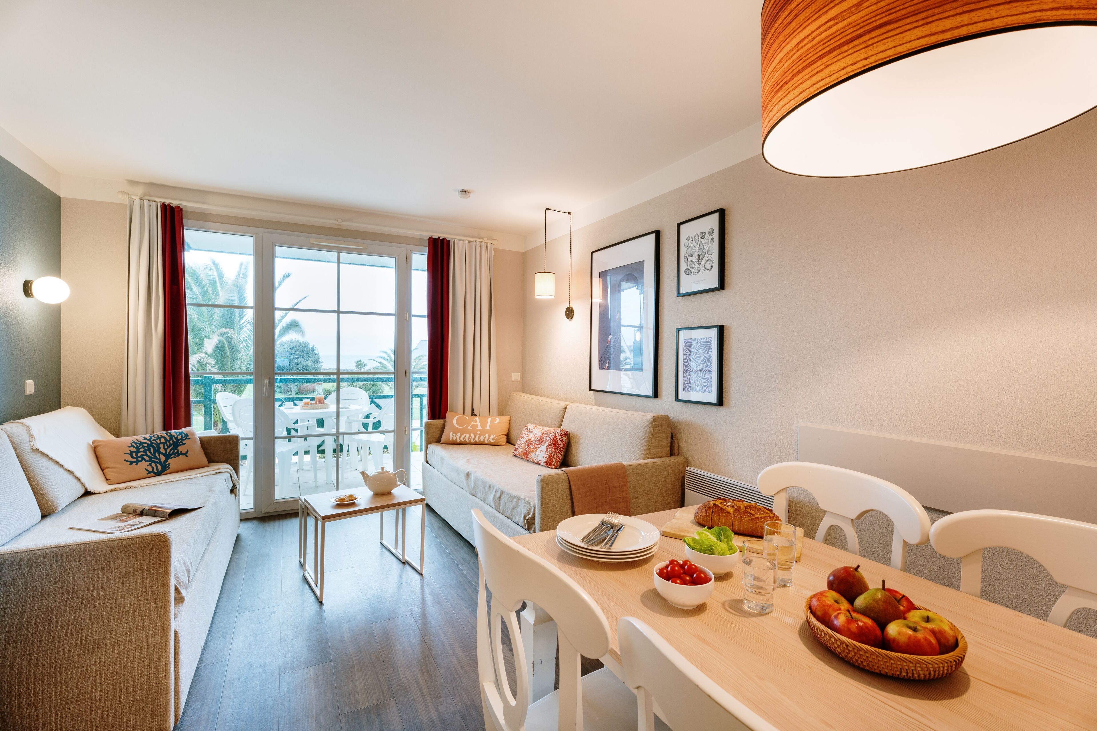 TV, tavolo da ping pong, libri