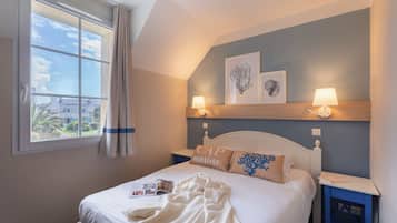 House 6 people - 2 bedrooms - Terrace Renovated | 1 bedroom, blackout drapes, iron/ironing board, cribs/infant beds