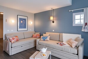 Apartment, 2 Schlafzimmer, Balkon, Meerblick | Wohnbereich | Fernseher, Tischtennisplatte, Bücher