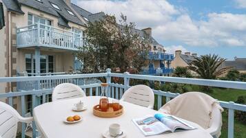 Apartment, 2 Bedrooms, Balcony, Sea View | Pemandangan balkoni