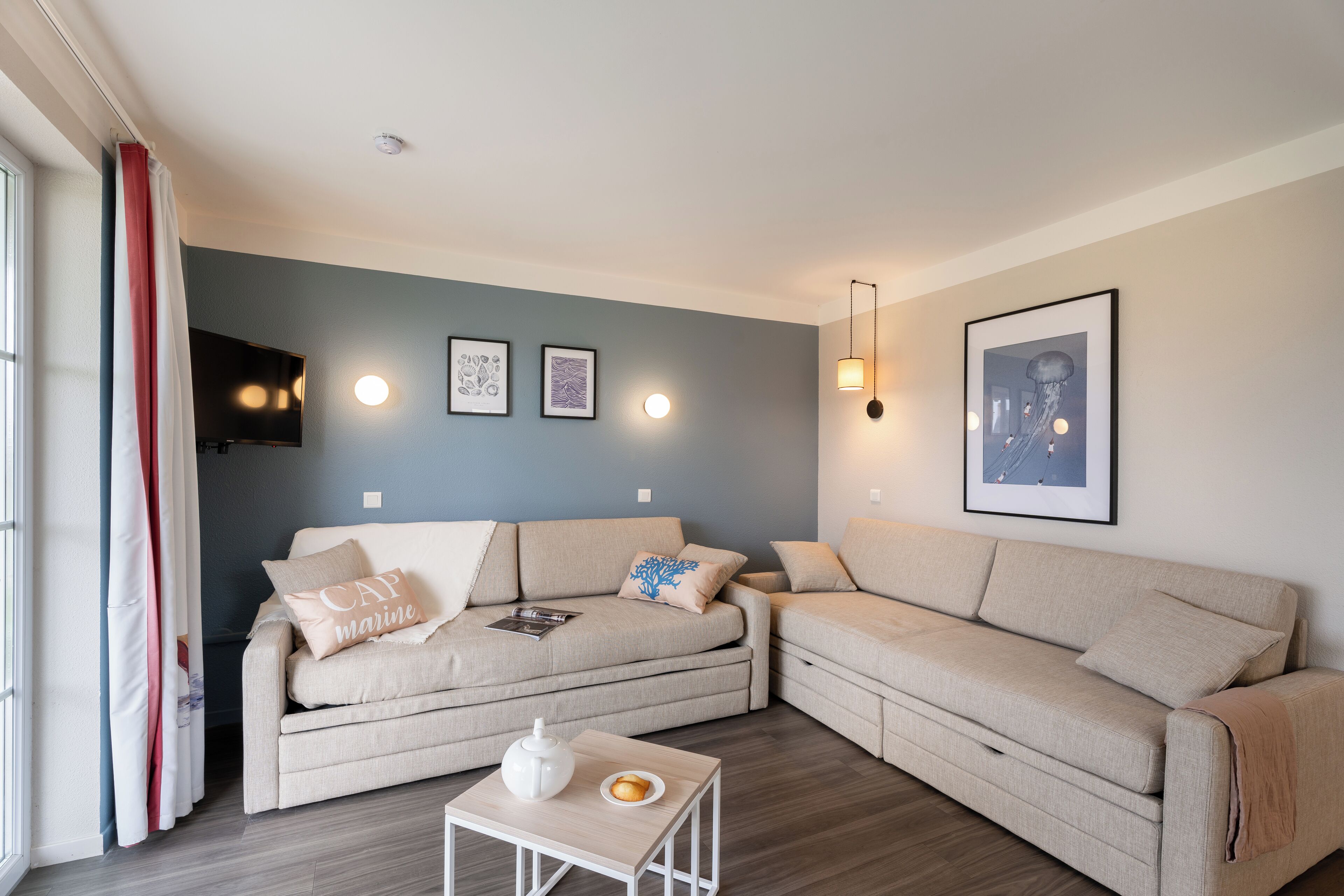 Apartment 3 people - 1 bedroom - Garden level - Terrace - Renovated | Living area | TV, table tennis, books