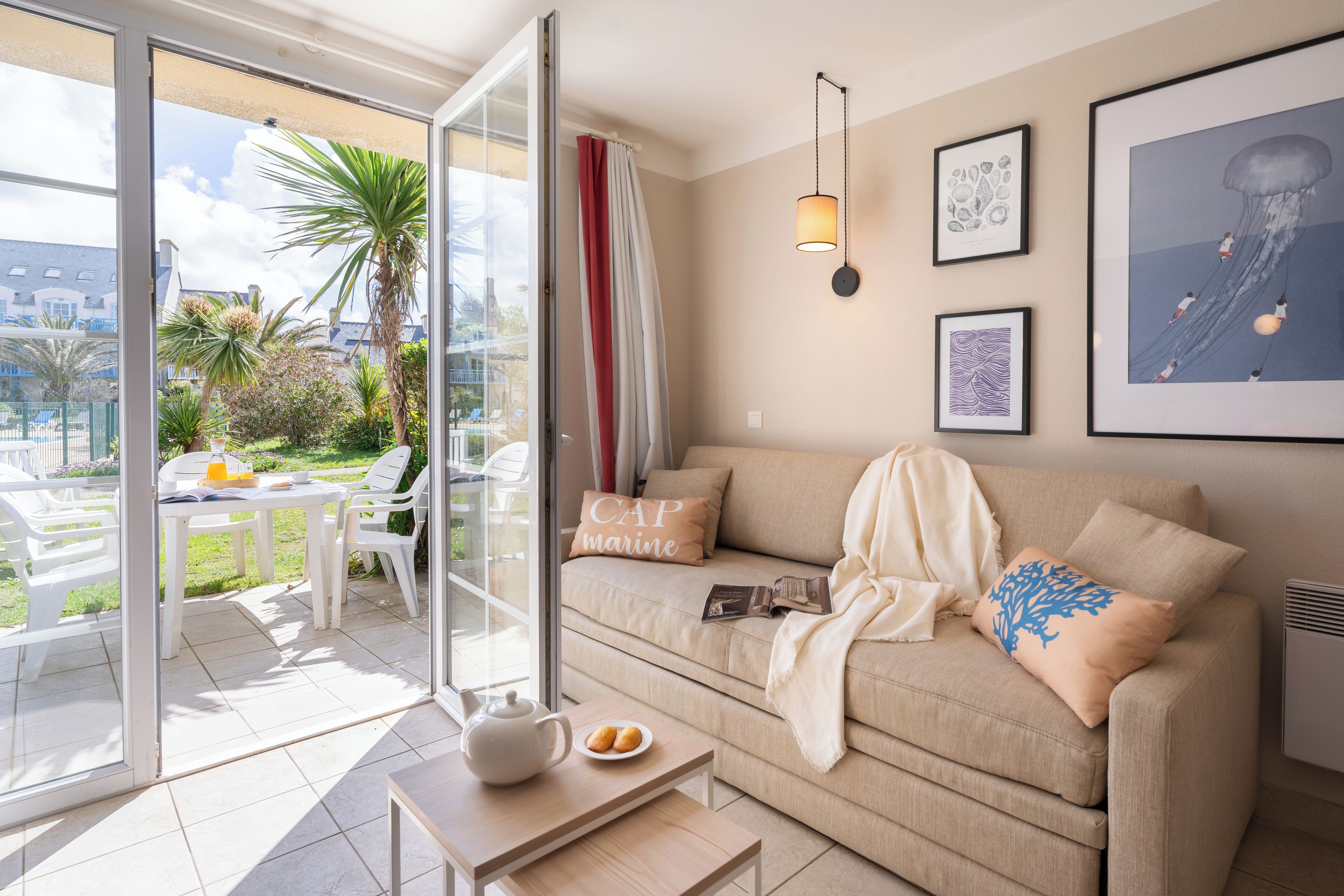 Casa, 2 camere da letto, terrazzo | Area soggiorno | TV, tavolo da ping pong, libri