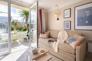 Casa, 2 quartos, terraço | Área de estar | TV, mesa de pingue-pongue, livros