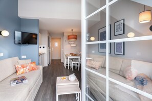 Apartment 6 people - 1 bedroom + 1 sleeping alcove - Terrace or Balcony - sea view Renovated | Living area | TV, table tennis, books - Résidence Pierre & Vacances Cap Marine (Guilvinec)