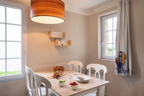 Apartment 3 people - 1 bedroom - Garden level - Terrace - Renovated | Living area | TV, ping pong, books - Résidence Pierre & Vacances Cap Marine (Guilvinec)