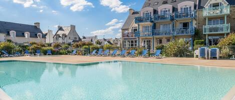 Sesongbasert utendørsbasseng og solsenger