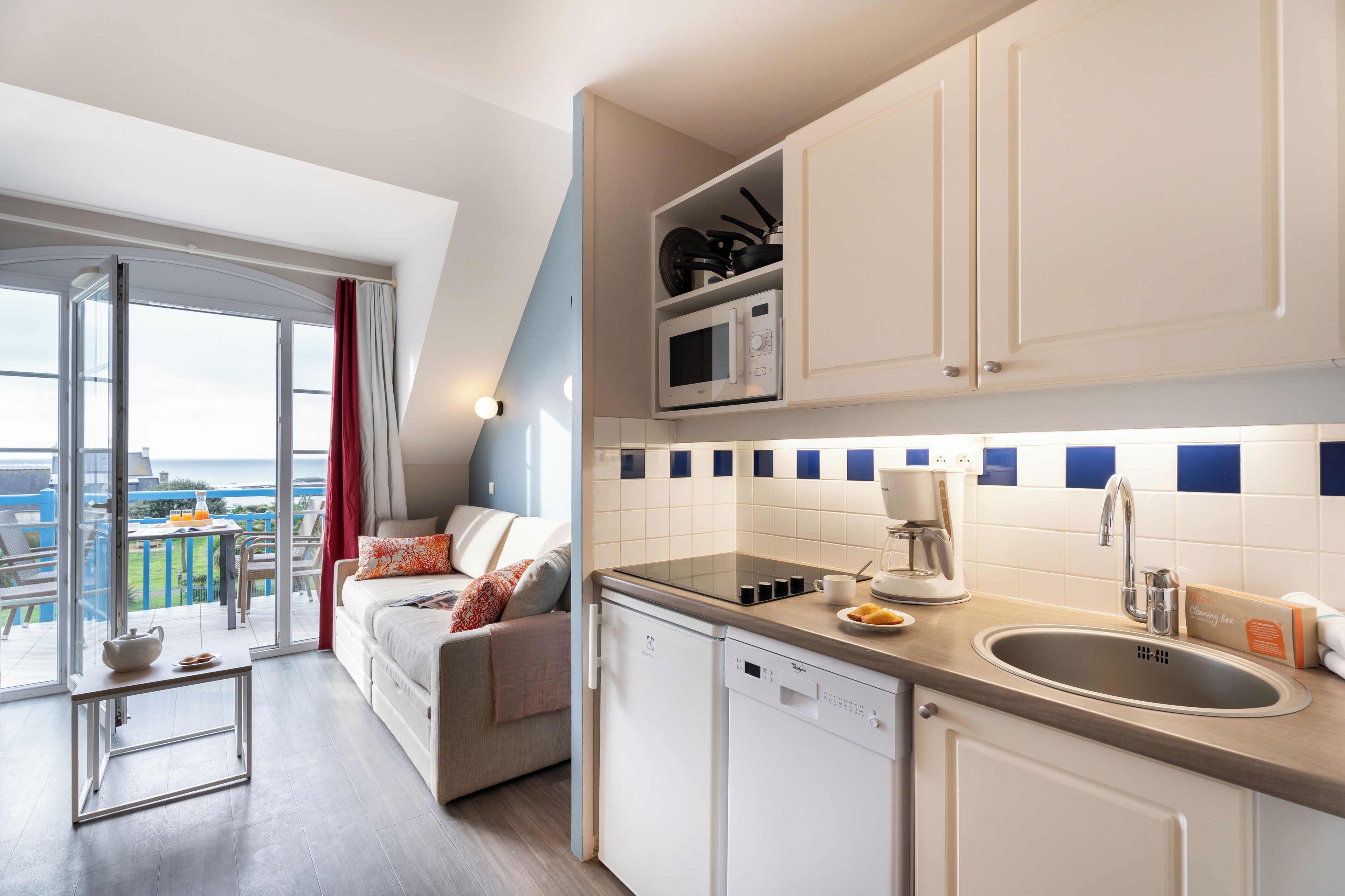 Appartement, 1 slaapkamer, balkon | Woonruimte | Een televisie, een tafeltennistafel en boeken