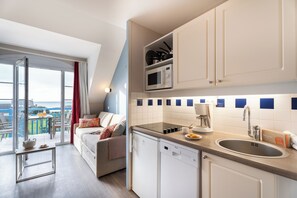 Căn hộ, 1 phòng ngủ, ban công | Khu phòng khách | TV, bàn bóng bàn, sách 