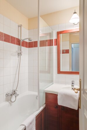 Apartment 5 people - 1 bedroom - Terrace ou balcony | Bathroom | Separate bathtub and shower, eco-friendly toiletries, towels - Résidence Le Parc d'Arradoy (Uhart-Cize)