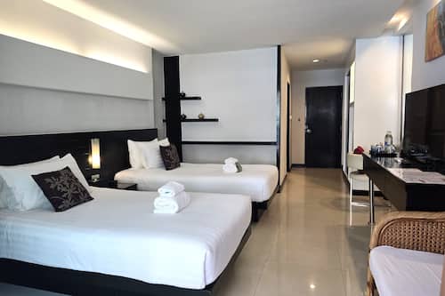 Chambre Deluxe, accès piscine | Coffres-forts dans les chambres, décoration personnalisée, bureau
