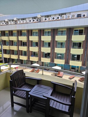 Dobbelt- eller tomannsrom – deluxe | Oppholdsområde | En 32-tommers LCD-TV med kabel-kanaler samt TV og peis