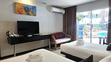 Quarto luxo, acesso à piscina | Cofres nos quartos, individualmente decorados, escrivaninha